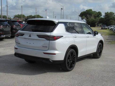 New 2026 Mitsubishi Outlander LE FWD image 3