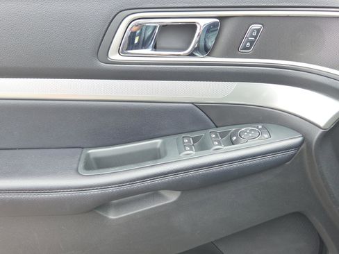 Used 2017 Ford Explorer XLT w/ Equipment Group 202A image 26