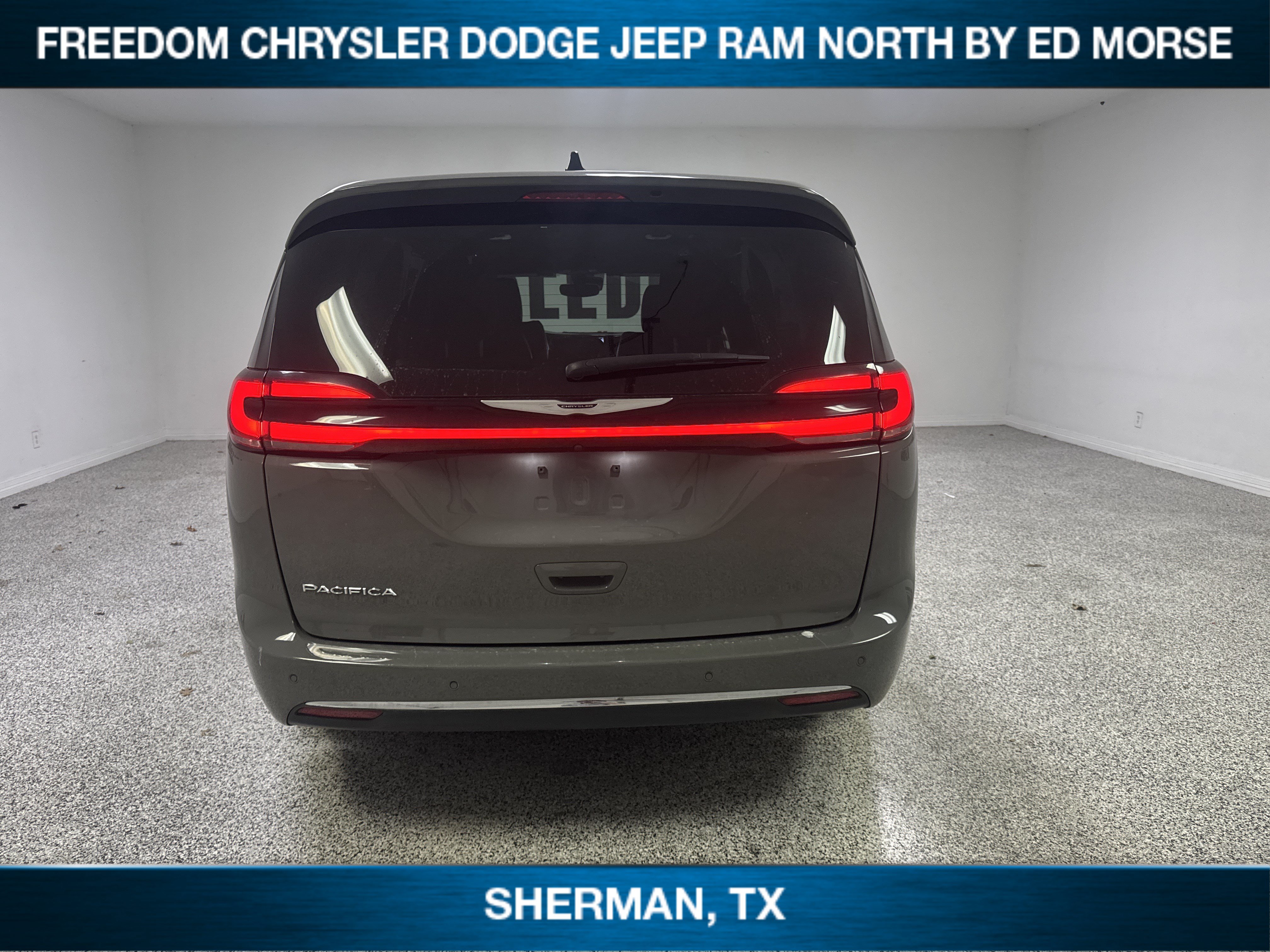 Used 2025 Chrysler Pacifica Select FWD image 5