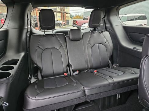 New 2026 Chrysler Pacifica Select image 14