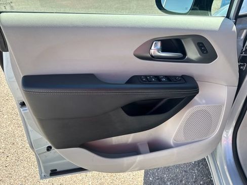 Used 2024 Chrysler Pacifica Touring-L FWD image 10