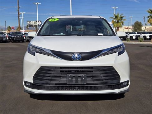 Used 2025 Toyota Sienna XLE image 8