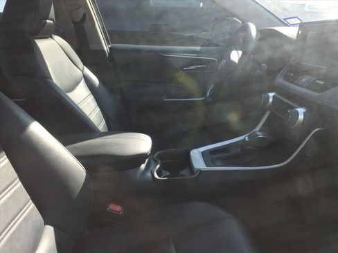 Used 2021 Toyota RAV4 XLE Premium image 9