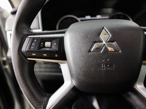 Used 2025 Mitsubishi Outlander SE image 31