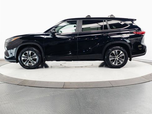 Used 2023 Toyota Highlander XLE AWD/4WD image 9