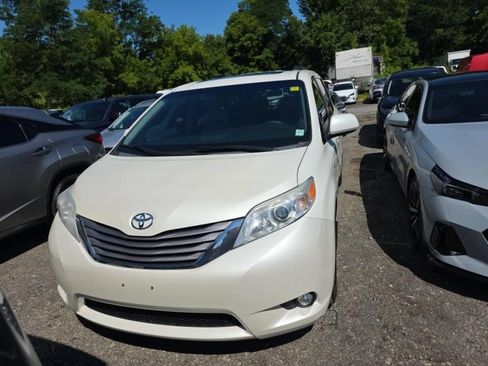 Used 2017 Toyota Sienna XLE AWD/4WD image 2