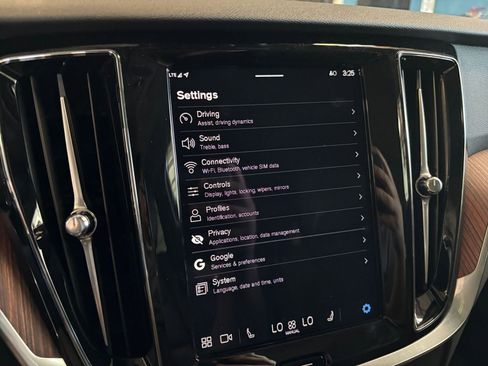 Used 2025 Volvo V60 B5 Cross Country Plus image 21