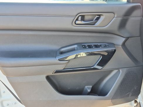 Used 2024 Nissan Pathfinder SV image 11