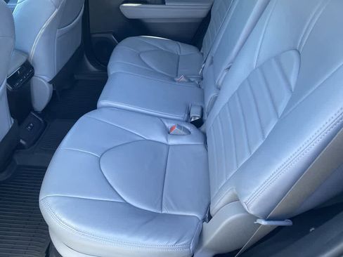 Used 2020 Toyota Highlander LE image 21