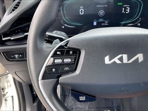 Used 2023 Kia Niro EX image 18
