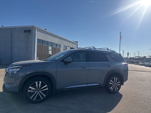 Certified 2025 Nissan Pathfinder Platinum image 10