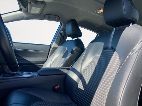 Used 2021 Toyota Camry SE image 9