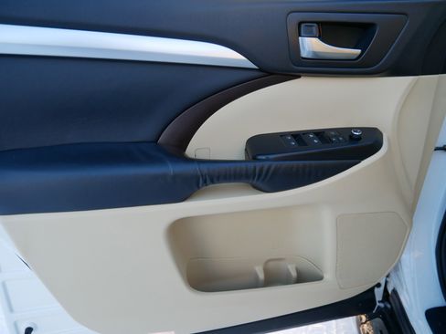 Used 2015 Toyota Highlander XLE image 11