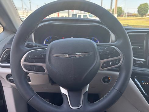 Used 2023 Chrysler Pacifica Touring-L FWD image 29