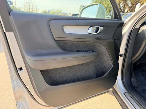 Certified 2025 Volvo XC40 B5 Plus image 10