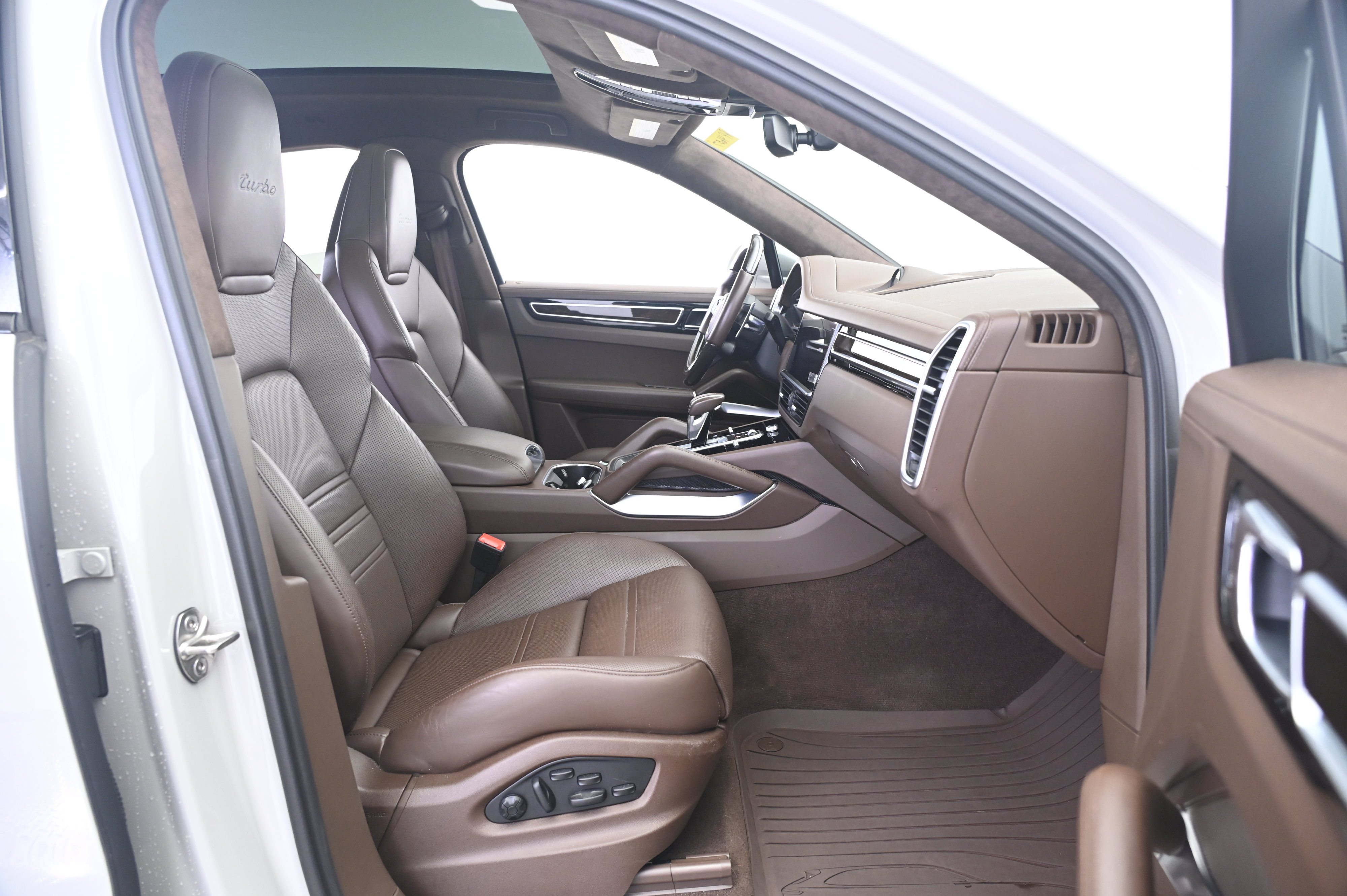 Certified 2023 Porsche Cayenne Turbo AWD/4WD image 23