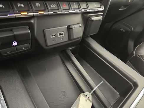 Used 2019 Chevrolet Silverado 1500 LTZ w/ LTZ Premium Package AWD/4WD image 28