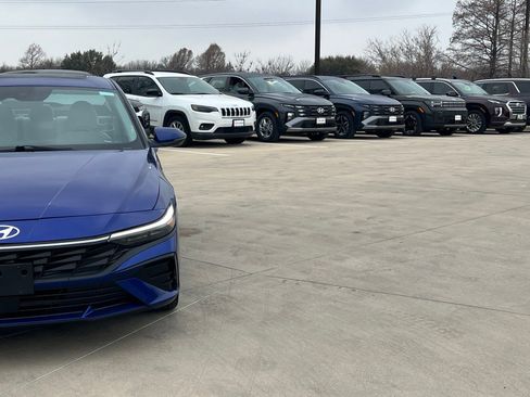 Certified 2025 Hyundai Elantra Limited image 3