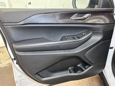 Used 2023 Jeep Grand Cherokee Laredo image 22