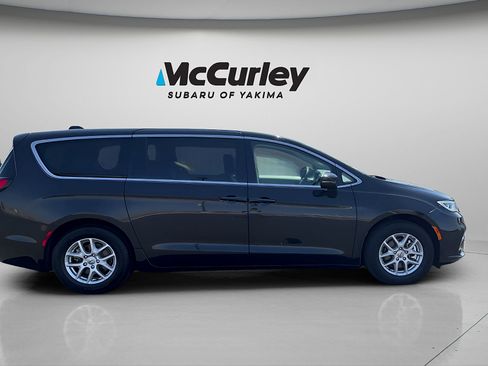 Used 2023 Chrysler Pacifica Touring-L FWD image 6