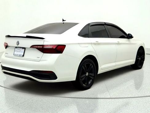 Used 2022 Volkswagen Jetta SE w/ Panoramic Sunroof Package FWD image 5