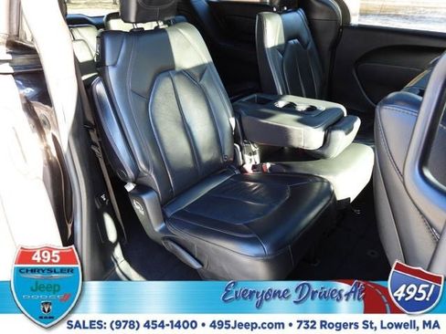 Used 2020 Chrysler Pacifica Touring-L image 11