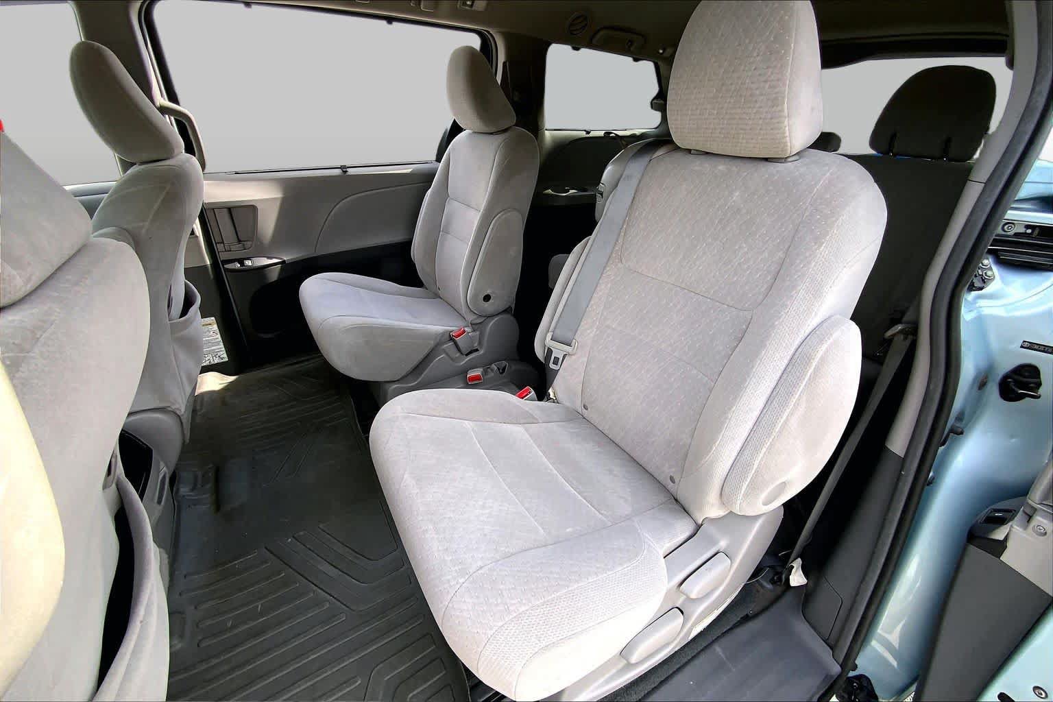 Used 2015 Toyota Sienna LE FWD image 19
