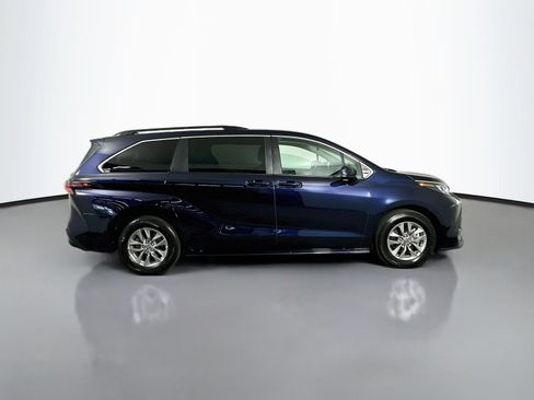 Used 2024 Toyota Sienna LE AWD/4WD image 8