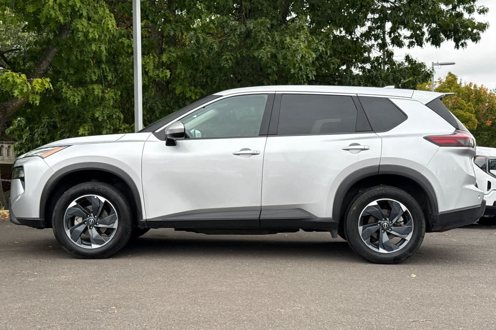Used 2024 Nissan Rogue SV AWD/4WD image 5
