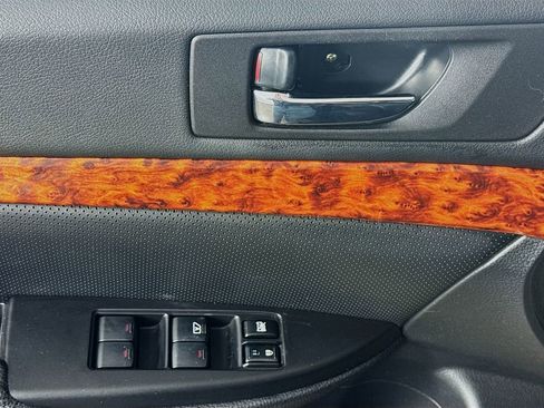 Used 2011 Subaru Outback 2.5i Limited image 20