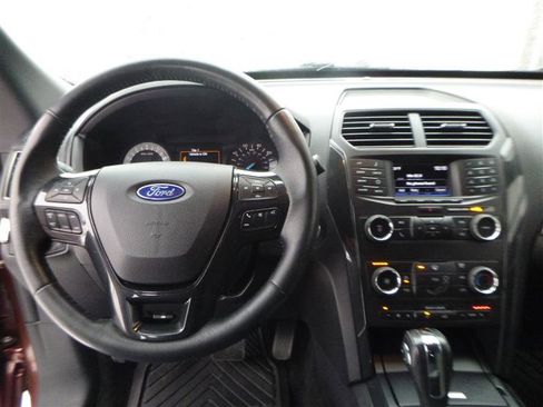 Used 2018 Ford Explorer XLT image 12
