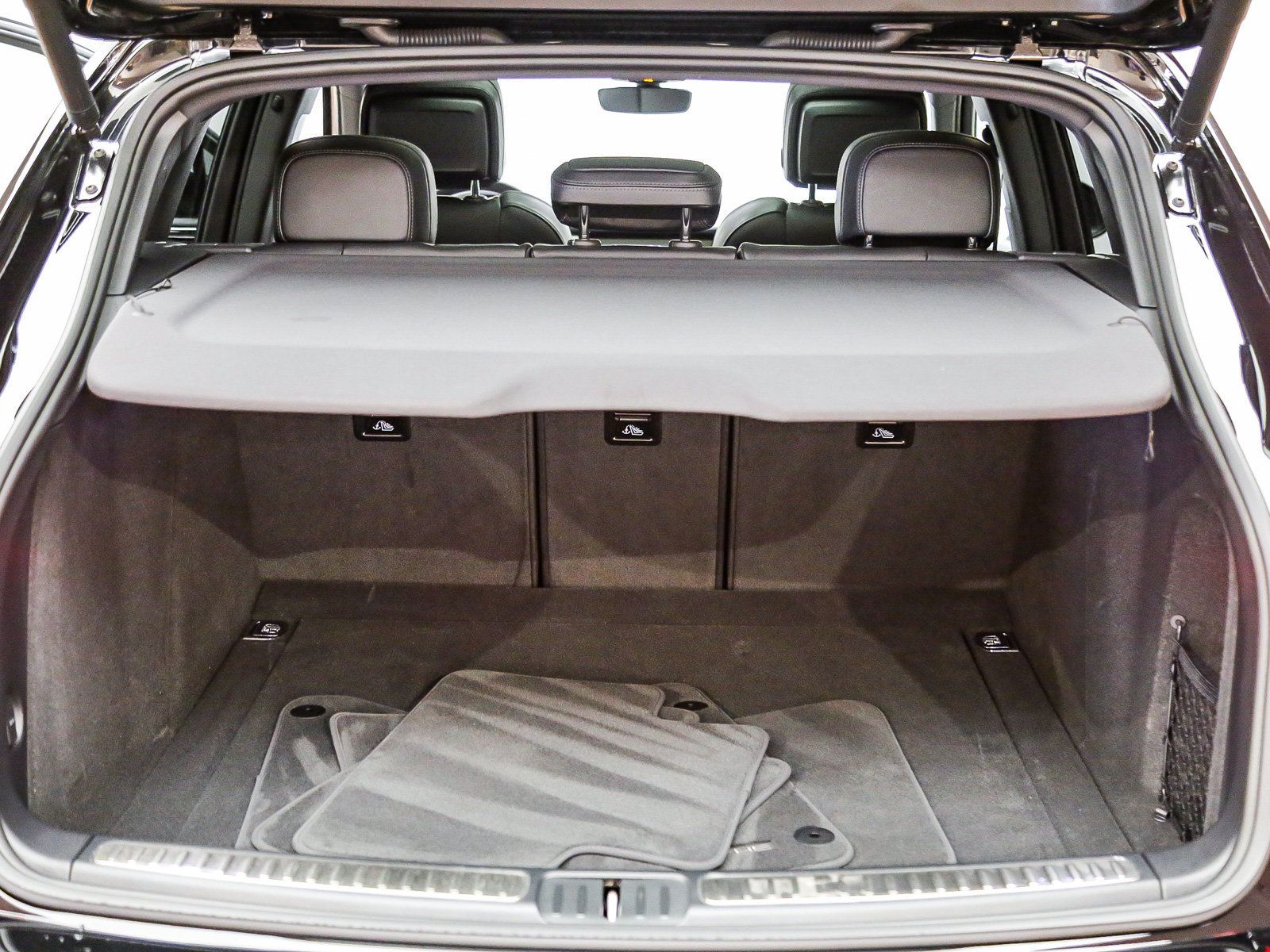 Certified 2025 Porsche Macan AWD/4WD image 31