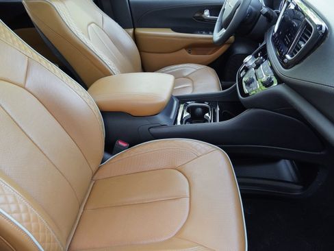 Used 2023 Chrysler Pacifica Pinnacle FWD image 12