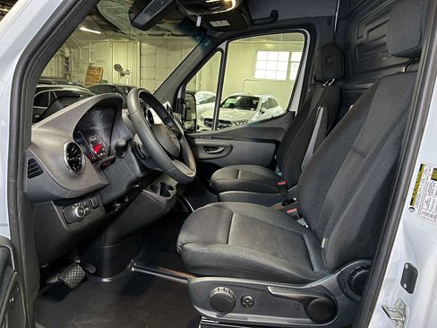 Used 2025 Mercedes-Benz Sprinter 2500 image 22