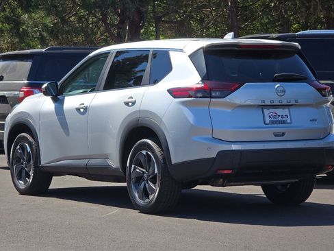 Used 2025 Nissan Rogue SV AWD/4WD image 6