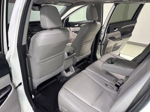 Used 2017 Toyota Highlander Limited FWD image 28