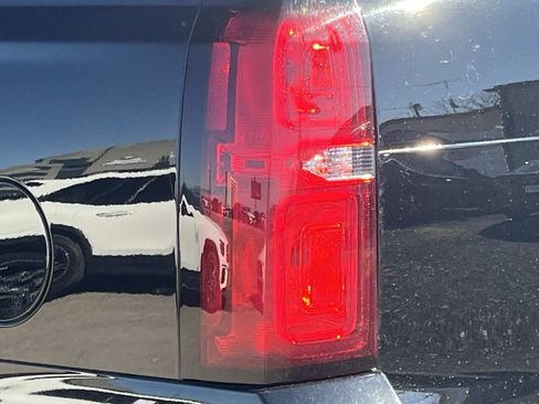 Used 2018 Chevrolet Suburban Premier image 9