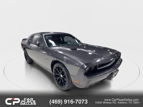 Used 2014 Dodge Challenger SXT RWD image 2