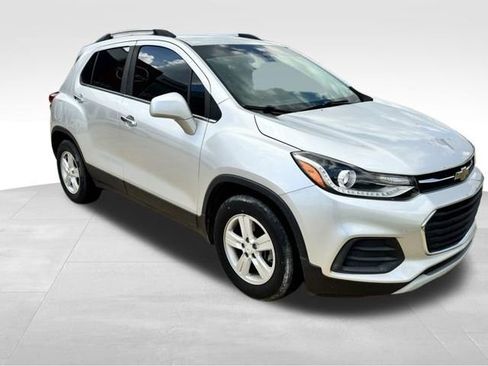 Used 2020 Chevrolet Trax LT w/ LT Convenience Package image 3