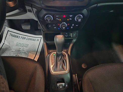 Used 2018 Jeep Renegade Latitude w/ Advanced Technology Group image 15