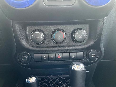 Used 2018 Jeep Wrangler Unlimited Sahara image 30