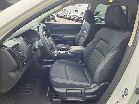 Used 2025 Nissan Pathfinder S AWD/4WD image 12