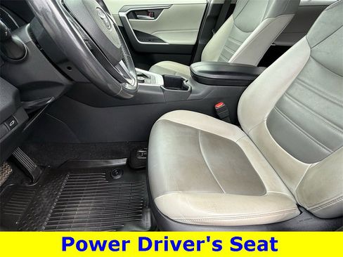 Used 2023 Toyota RAV4 XLE Premium image 15