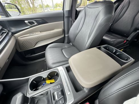 Used 2025 Kia Carnival image 21