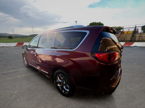 Used 2017 Chrysler Pacifica Limited FWD image 4