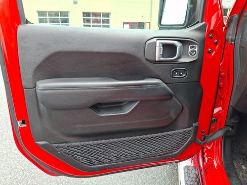 Used 2019 Jeep Wrangler Unlimited Sahara AWD/4WD image 14