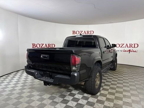 Used 2018 Toyota Tacoma SR5 AWD/4WD image 8