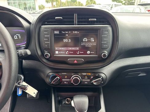 Used 2025 Kia Soul LX w/ LX Technology Package FWD image 25