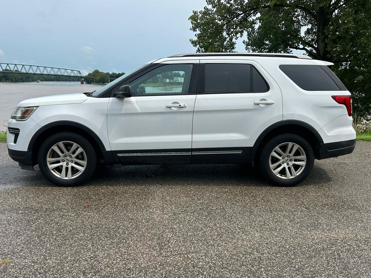 Used 2018 Ford Explorer XLT AWD/4WD image 2