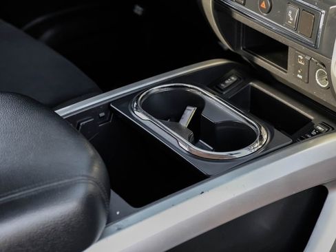 Used 2017 Nissan Titan SV image 21